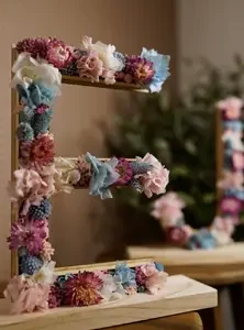 Letra de madera con flor preservada